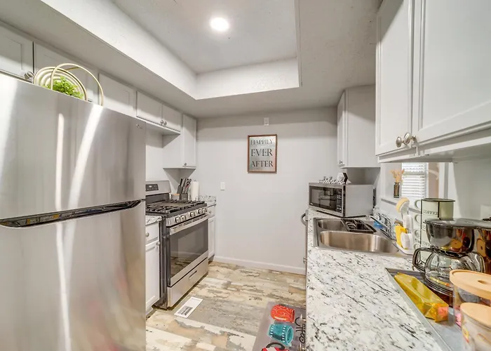 Pet-friendly Retreat W/ Yard, 12 Mi To Dtwn Holiday home Tulsa