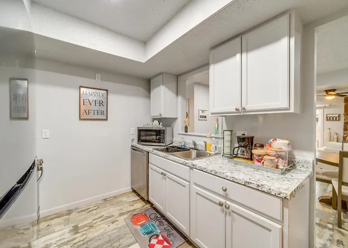 Pet-friendly Retreat W/ Yard, 12 Mi To Dtwn Holiday home
