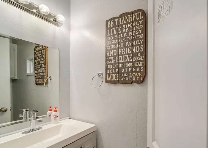 Pet-friendly Retreat W/ Yard, 12 Mi To Dtwn Holiday home *
