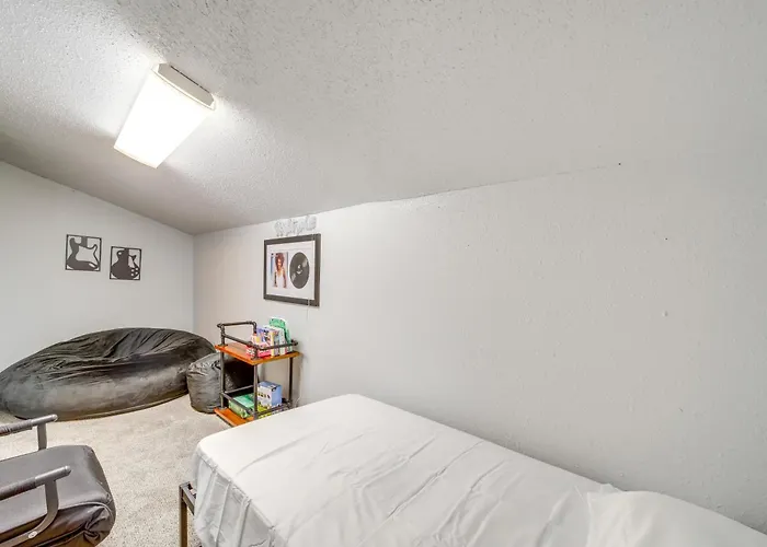 Pet-friendly Retreat W/ Yard, 12 Mi To Dtwn Tulsa