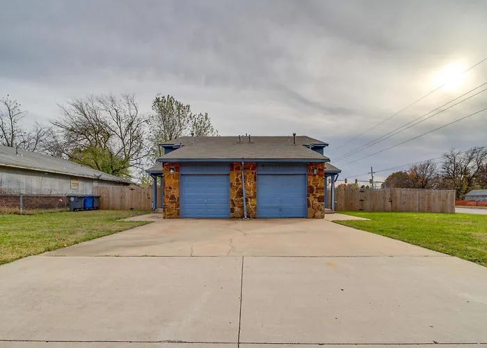 Pet-friendly Retreat W/ Yard, 12 Mi To Dtwn Tulsa